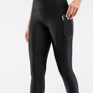Fabletics Oasis High-Waisted Shine Pocket 7/8 Leggings in Black
